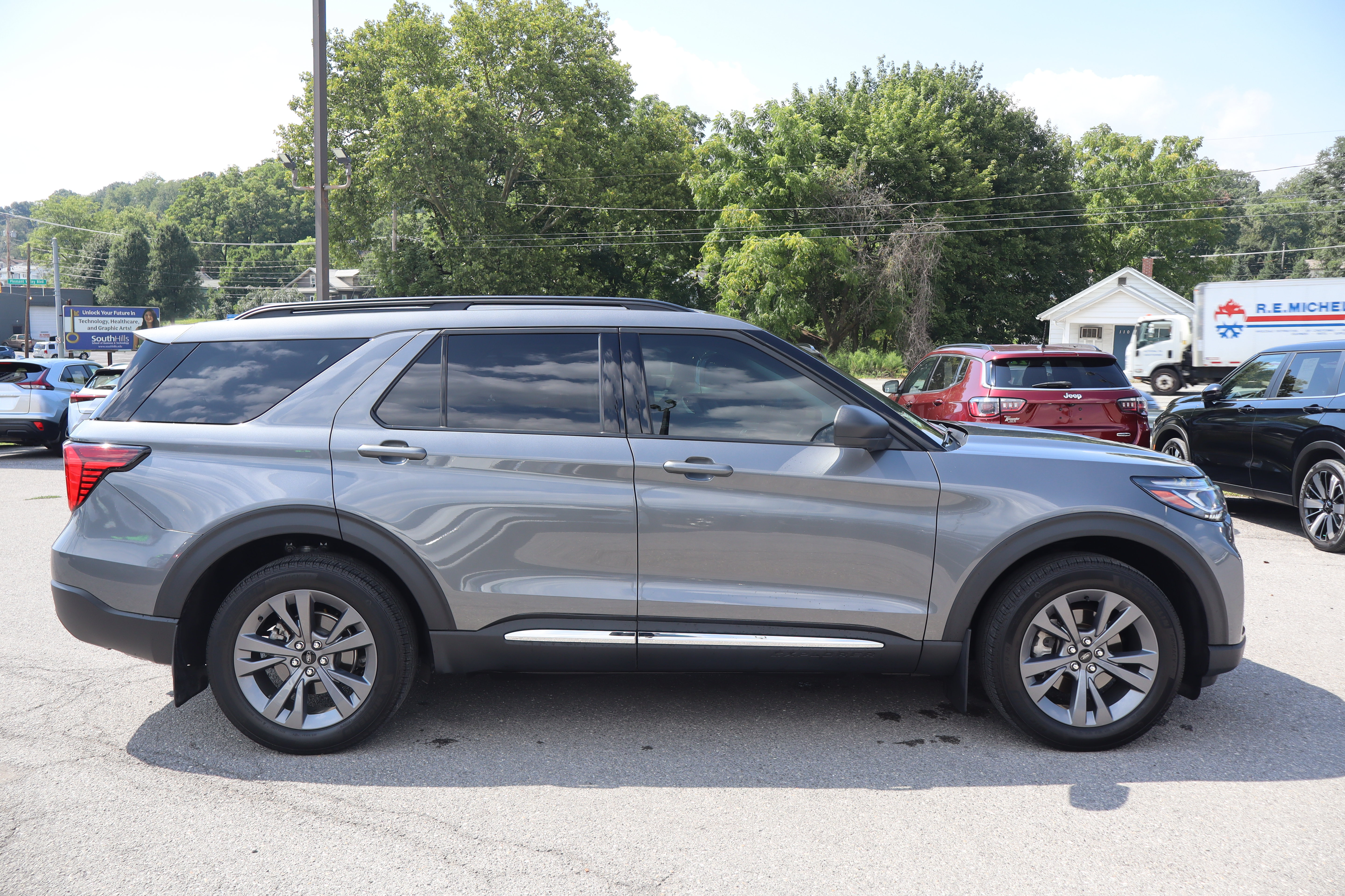 Used 2025 Ford Explorer Active w/ Active Comfort Package AWD/4WD image 2