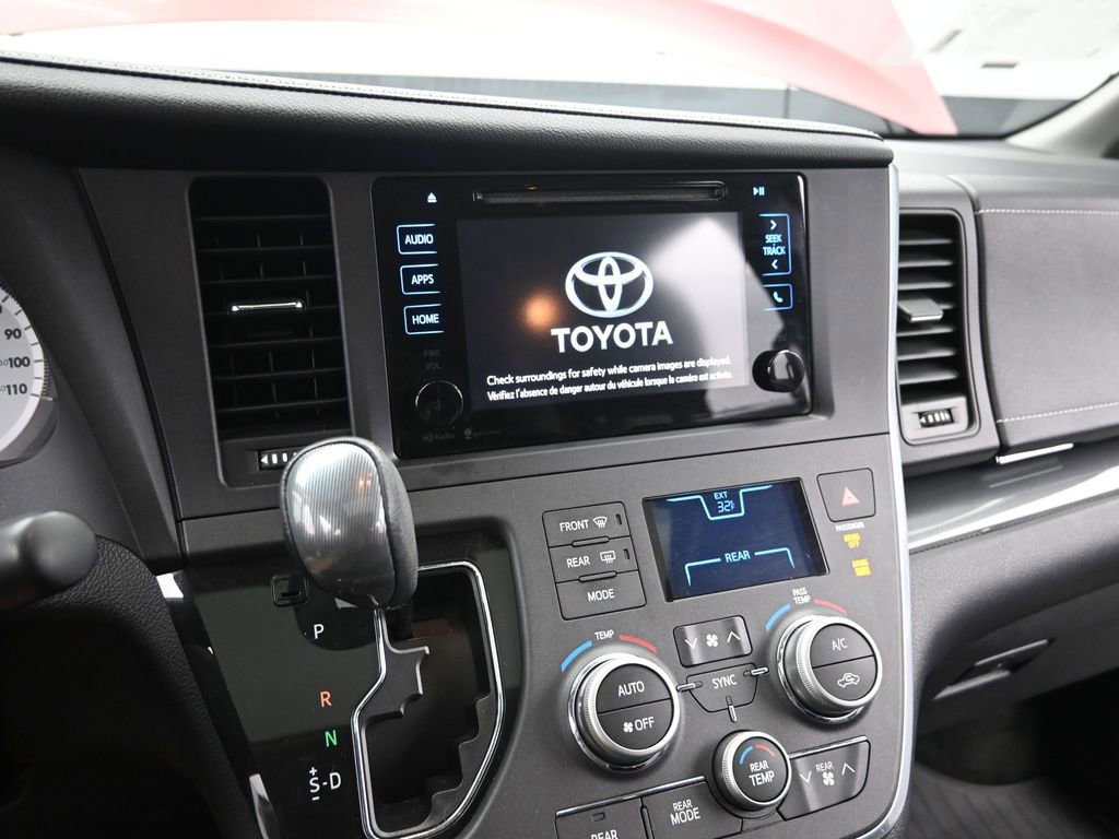 Used 2015 Toyota Sienna SE image 37