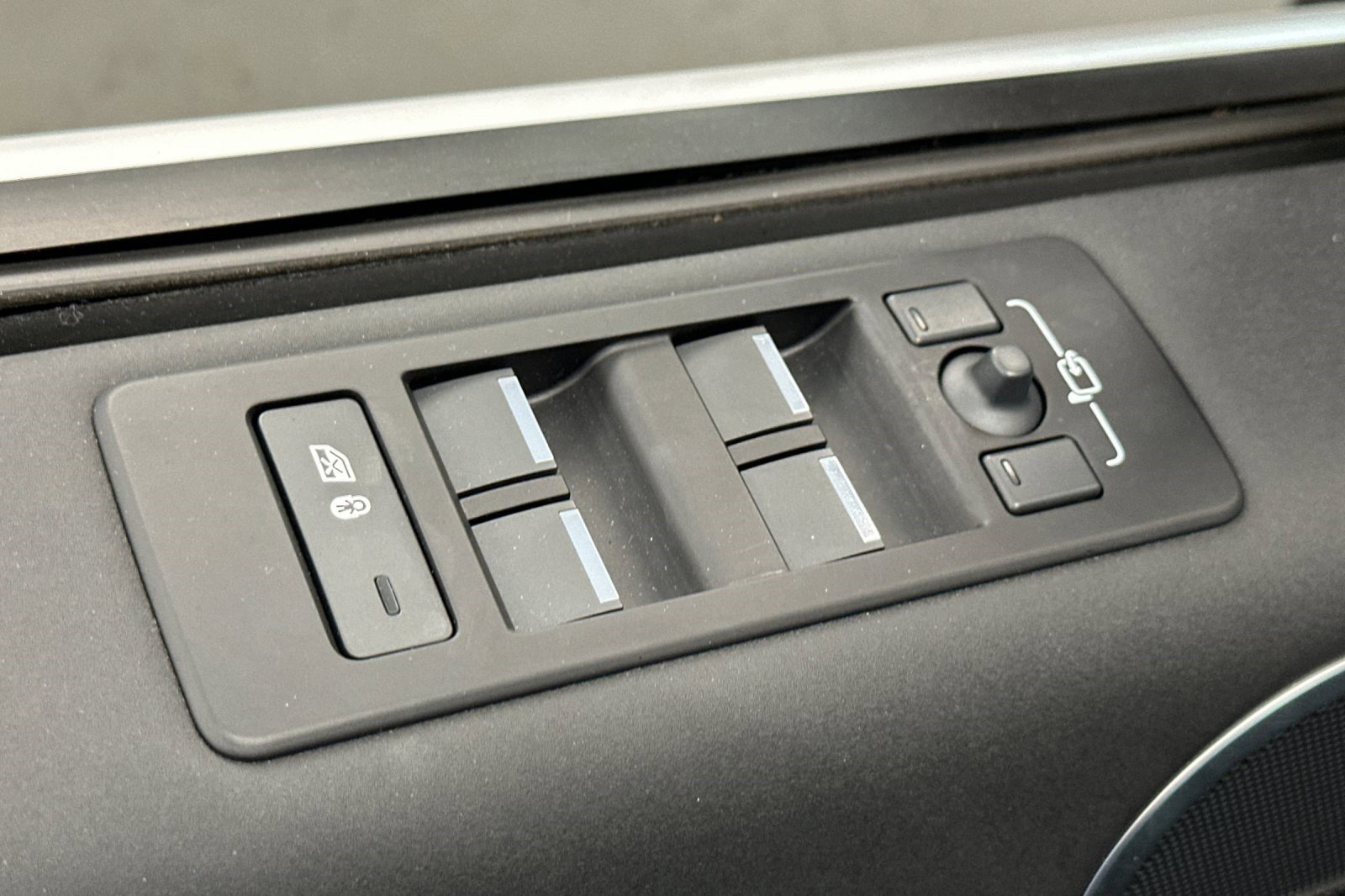 Certified 2025 Land Rover Discovery S image 15