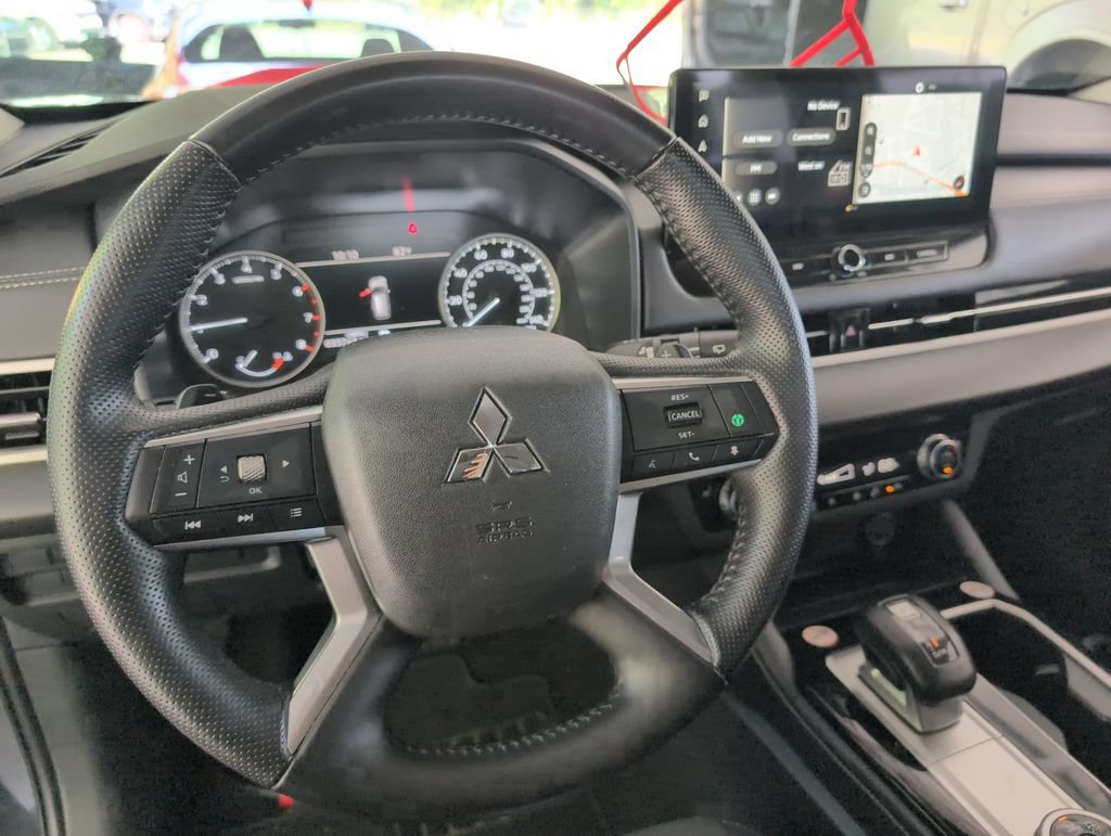 Used 2025 Mitsubishi Outlander SE FWD image 12