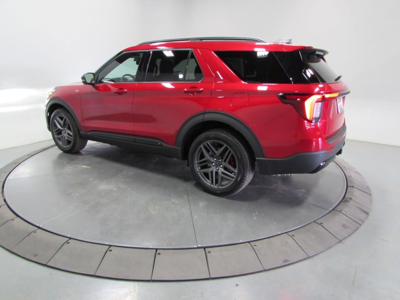 New 2026 Ford Explorer ST-Line w/ ST-Line Street Pack AWD/4WD image 5
