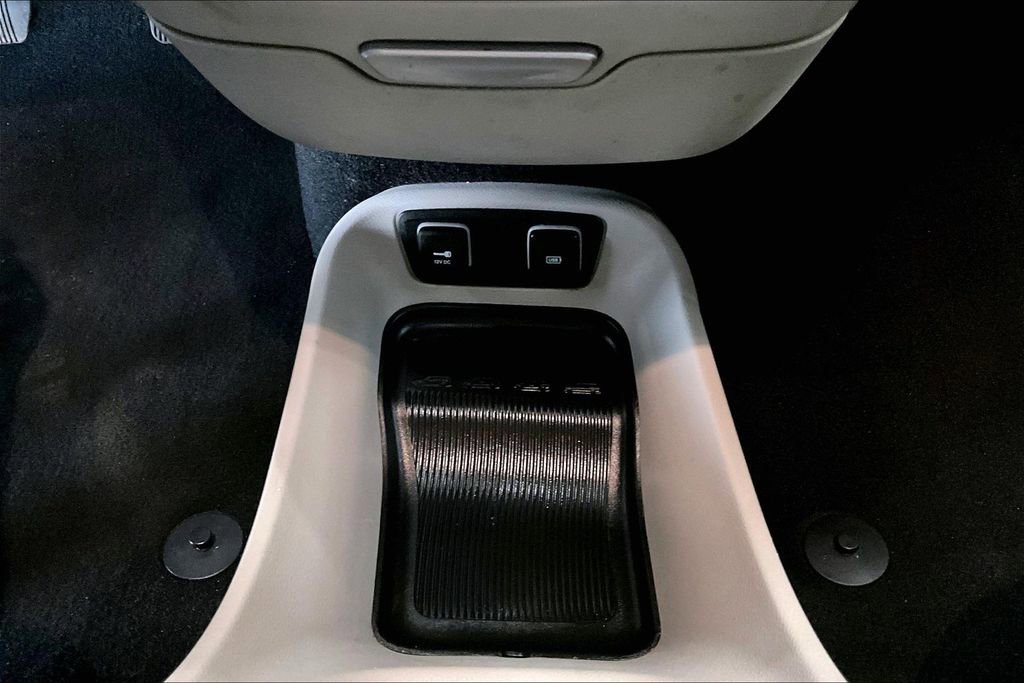 Used 2017 Chrysler Pacifica Touring-L image 16