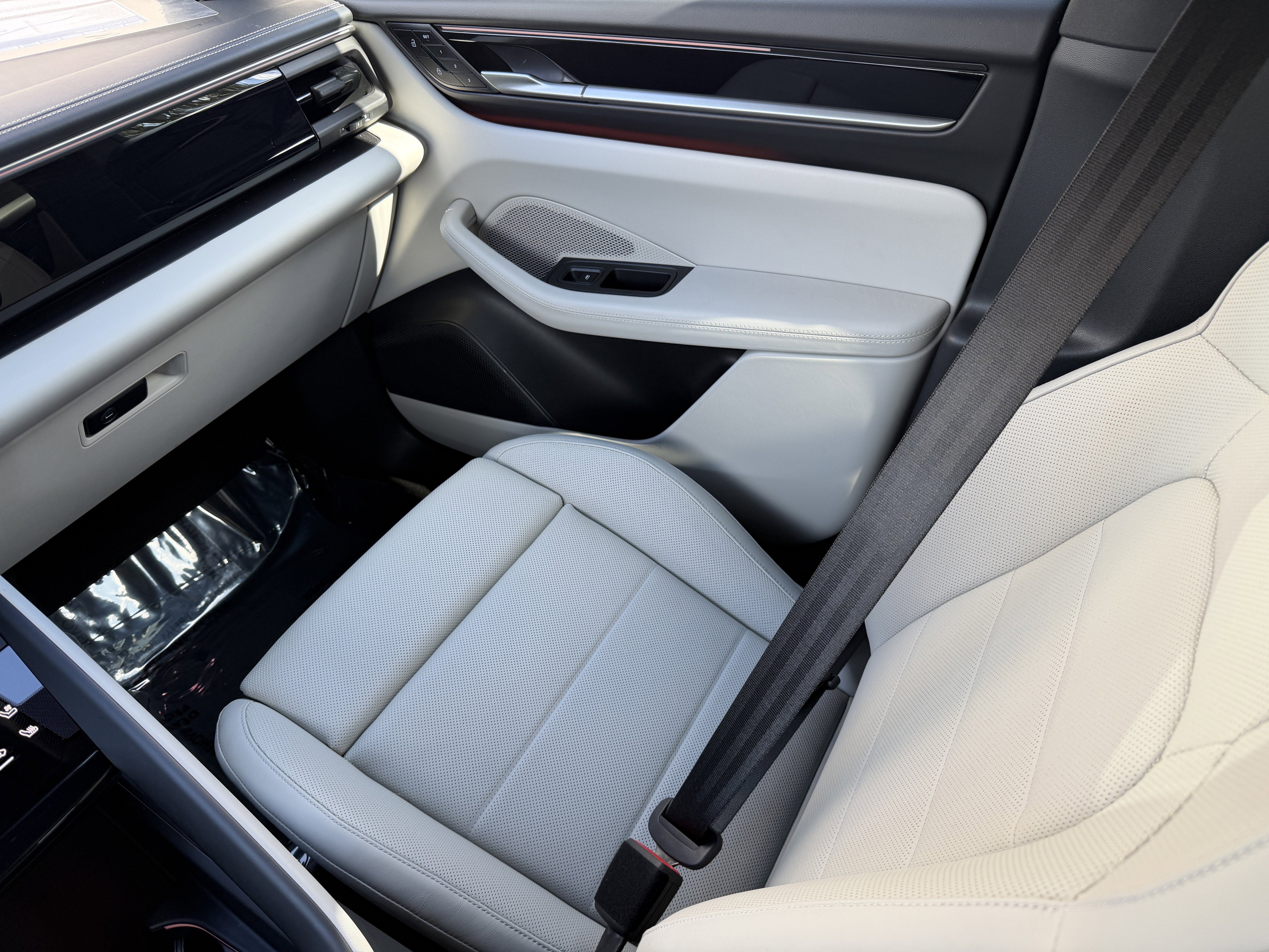 Certified 2024 Porsche Macan 4 Electric image 21