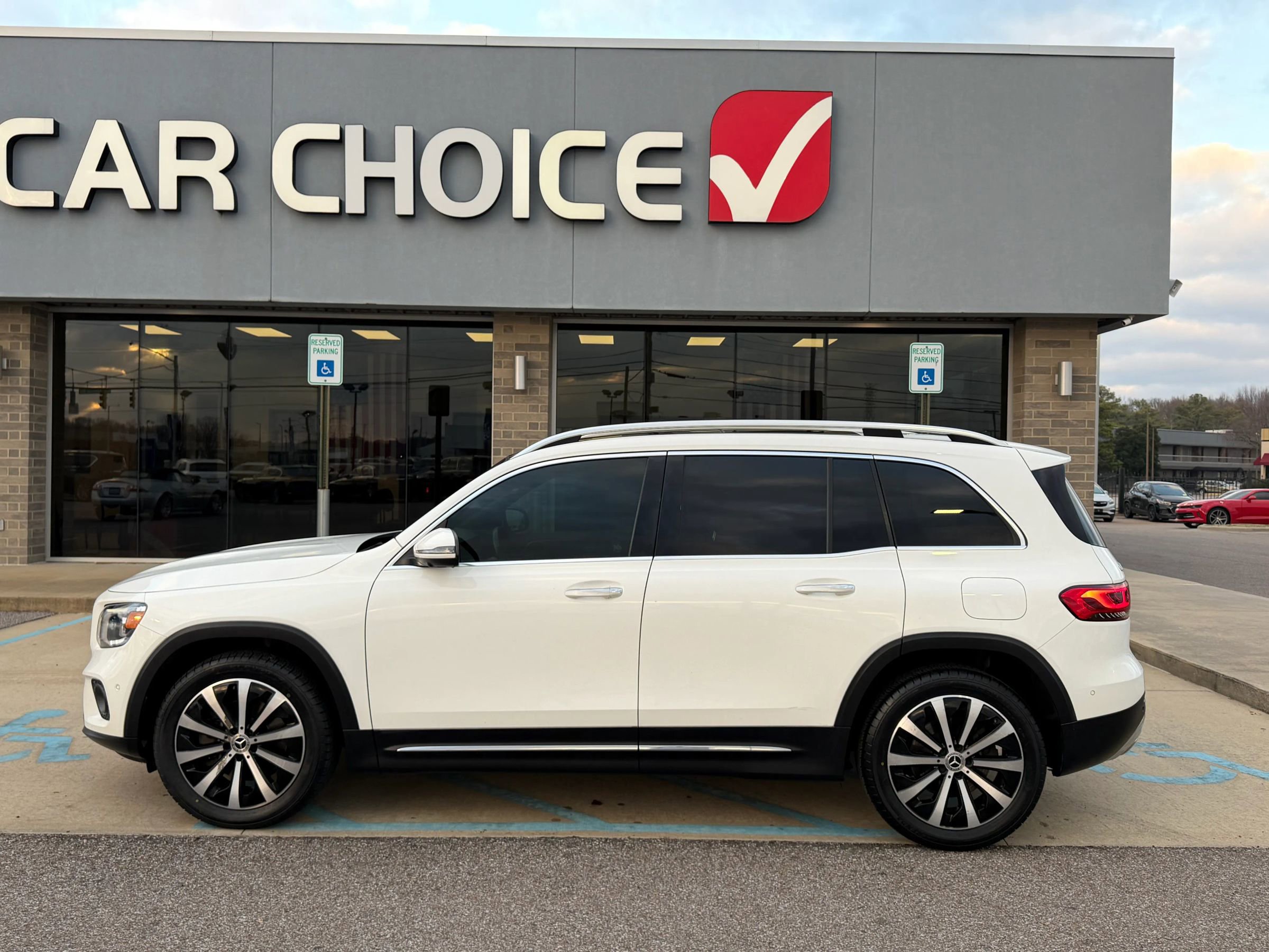 Used 2022 Mercedes-Benz GLB 250 4MATIC image 1