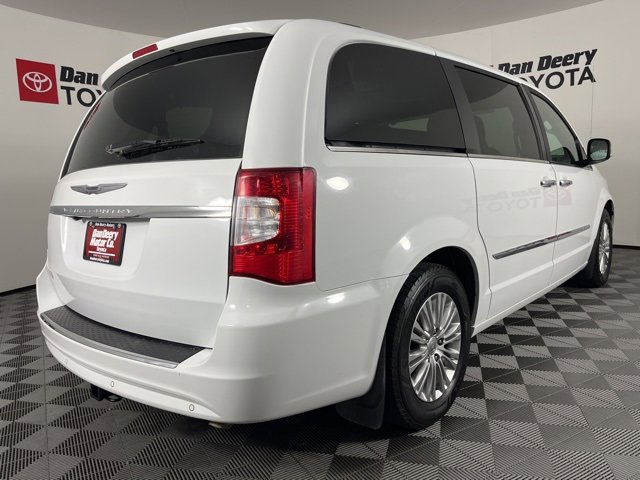 Used 2015 Chrysler Town & Country Touring-L w/ Driver Convenience Group image 26