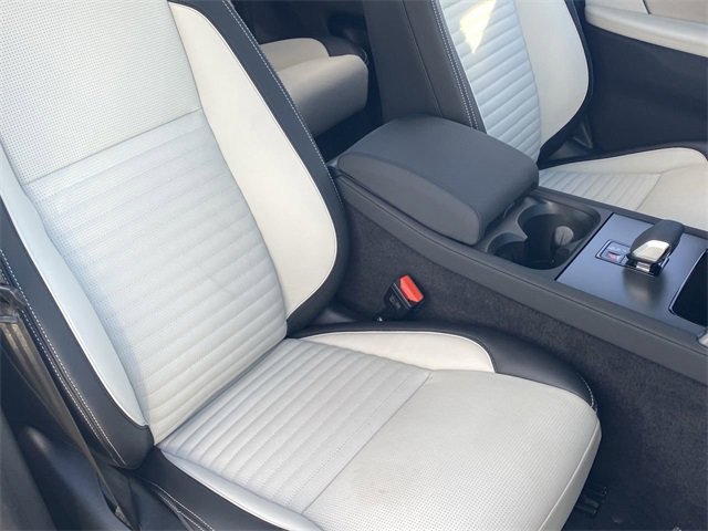 Used 2025 Land Rover Discovery Sport Dynamic SE image 10