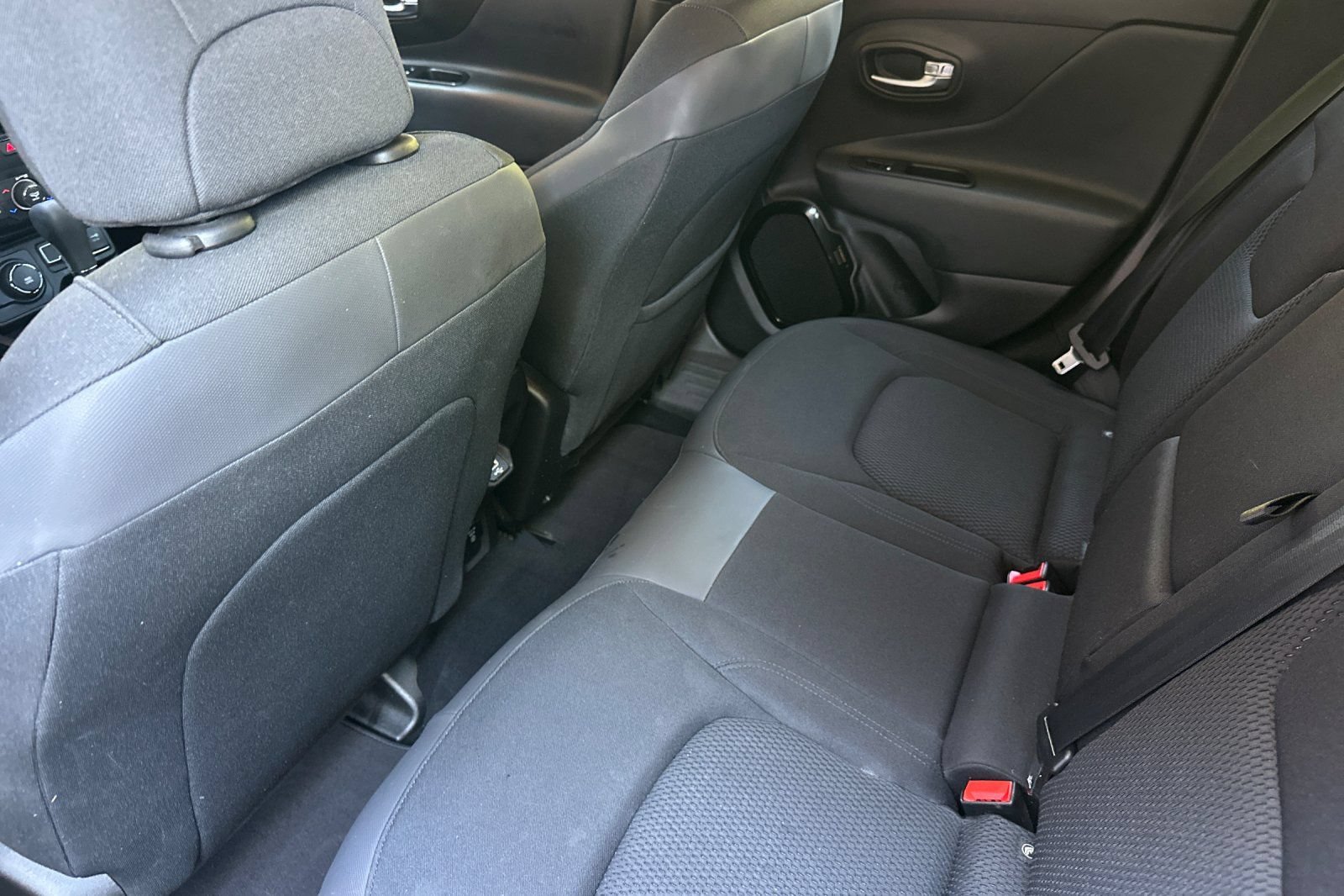 Used 2018 Jeep Renegade Altitude w/ UConnect 8.4 Nav Group AWD/4WD image 12