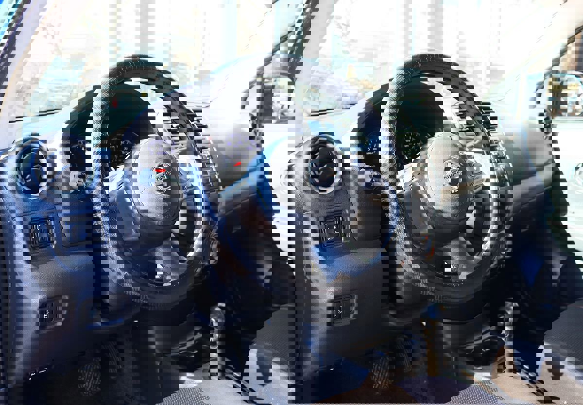 Used 2012 Nissan Versa SV image 39