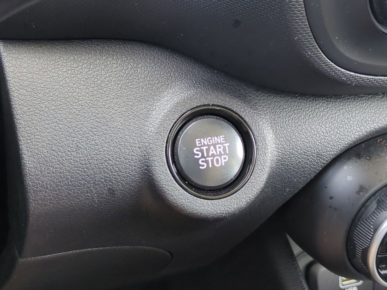 Used 2025 Hyundai Venue SEL FWD image 16