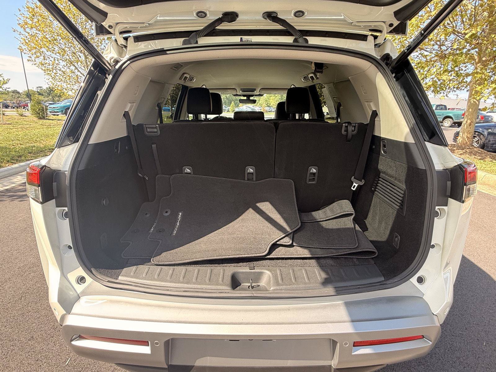 Used 2023 Nissan Pathfinder SL AWD/4WD image 19