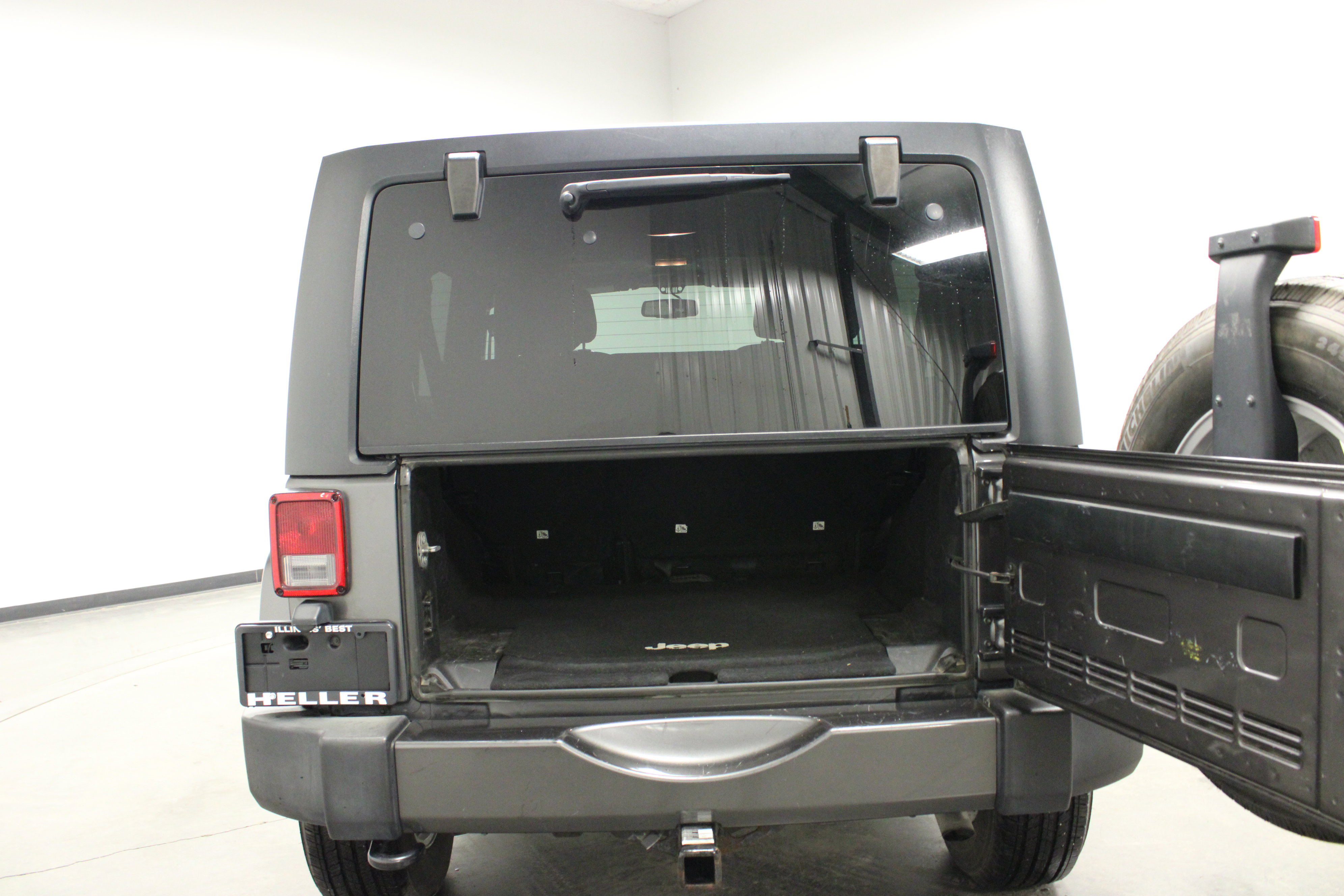 Used 2016 Jeep Wrangler Unlimited Sahara w/ Connectivity Group image 14