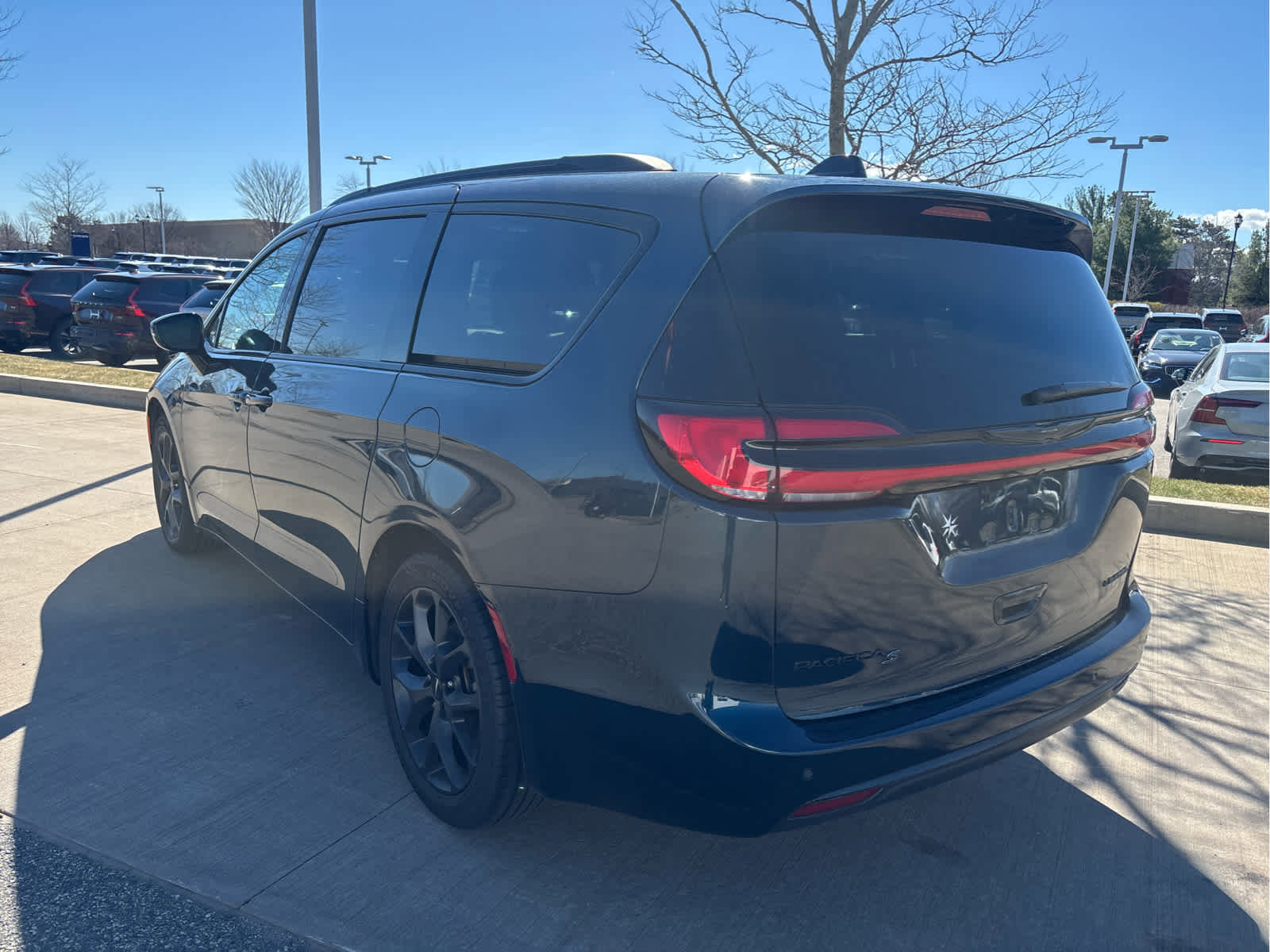 Used 2025 Chrysler Pacifica Limited image 4