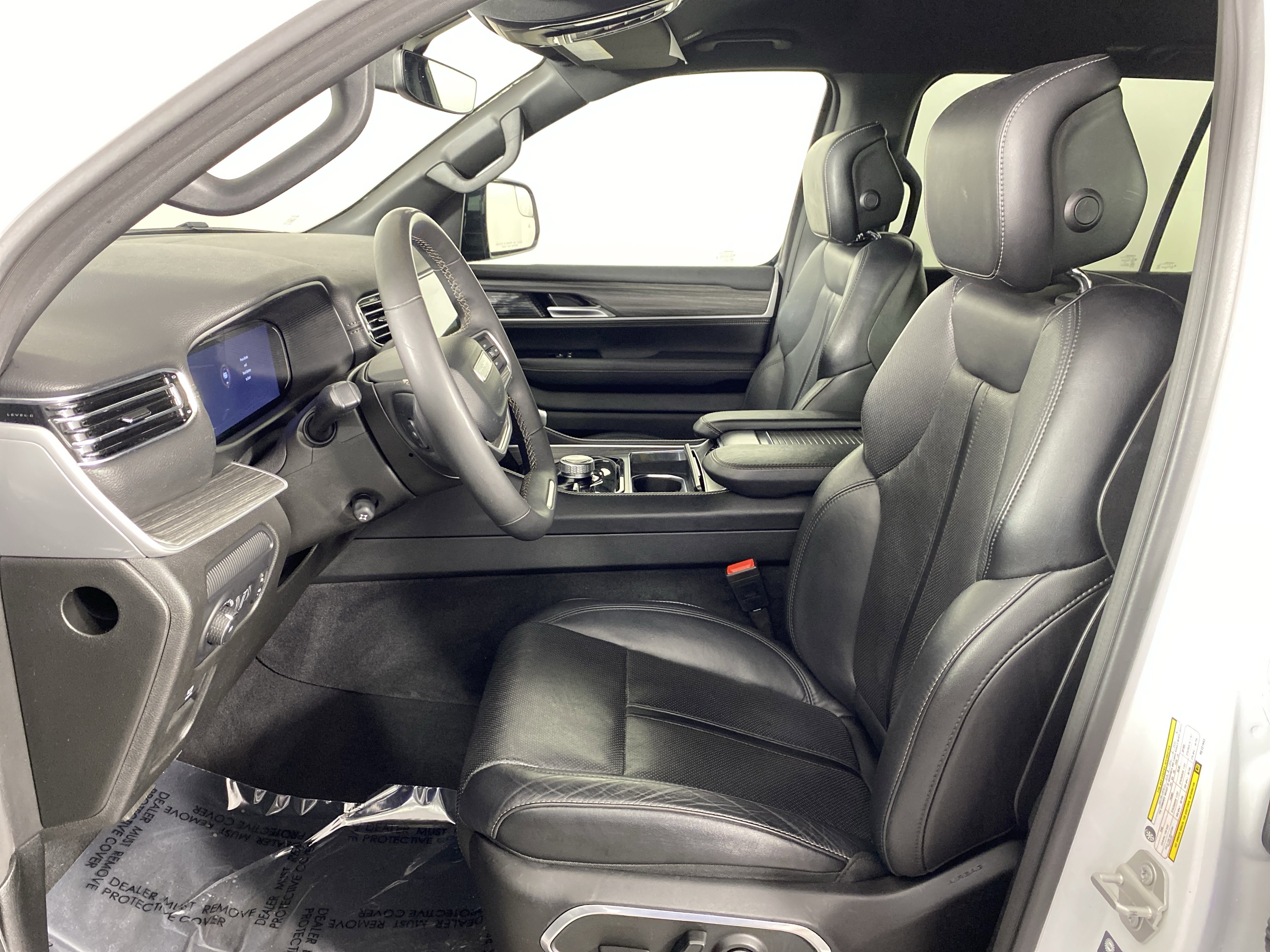 Used 2024 Jeep Wagoneer L Series II w/ Flexible Seating Group image 15