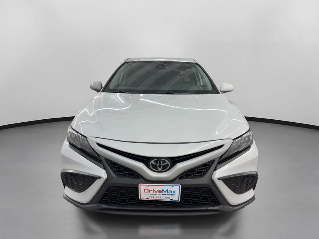 Used 2024 Toyota Camry SE FWD image 2