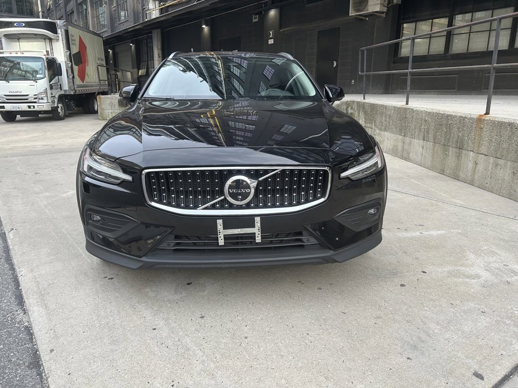 Used 2025 Volvo V60 B5 Cross Country Plus