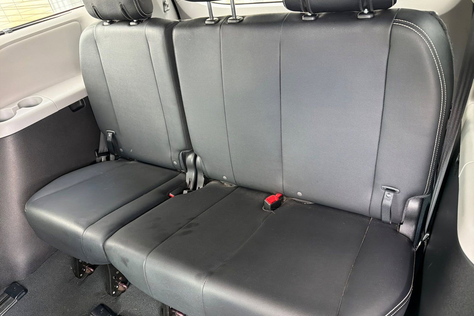 Used 2019 Toyota Sienna SE w/ SE Preferred Package FWD image 14