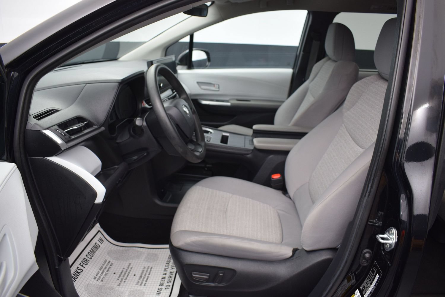 Used 2025 Toyota Sienna LE FWD image 15
