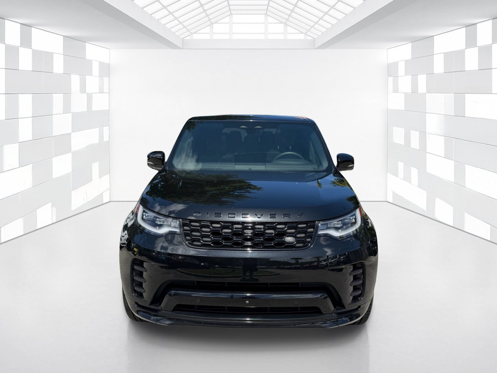 Used 2024 Land Rover Discovery Dynamic SE AWD/4WD image 2