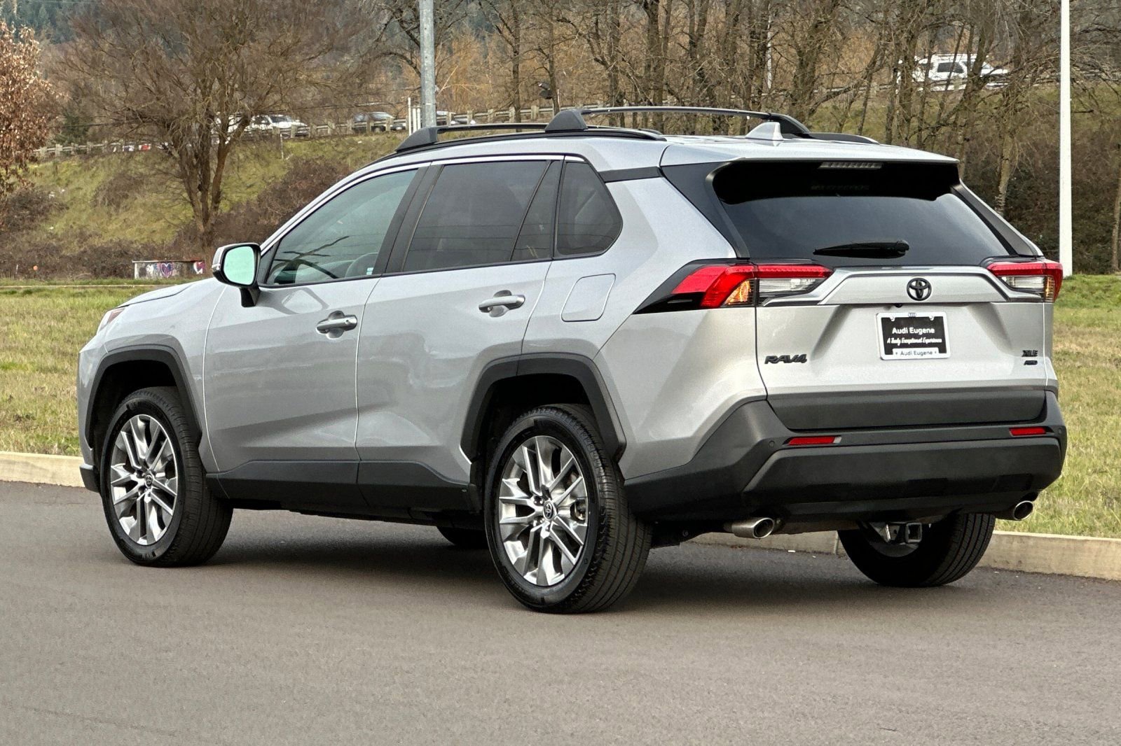 Used 2023 Toyota RAV4 XLE Premium image 5