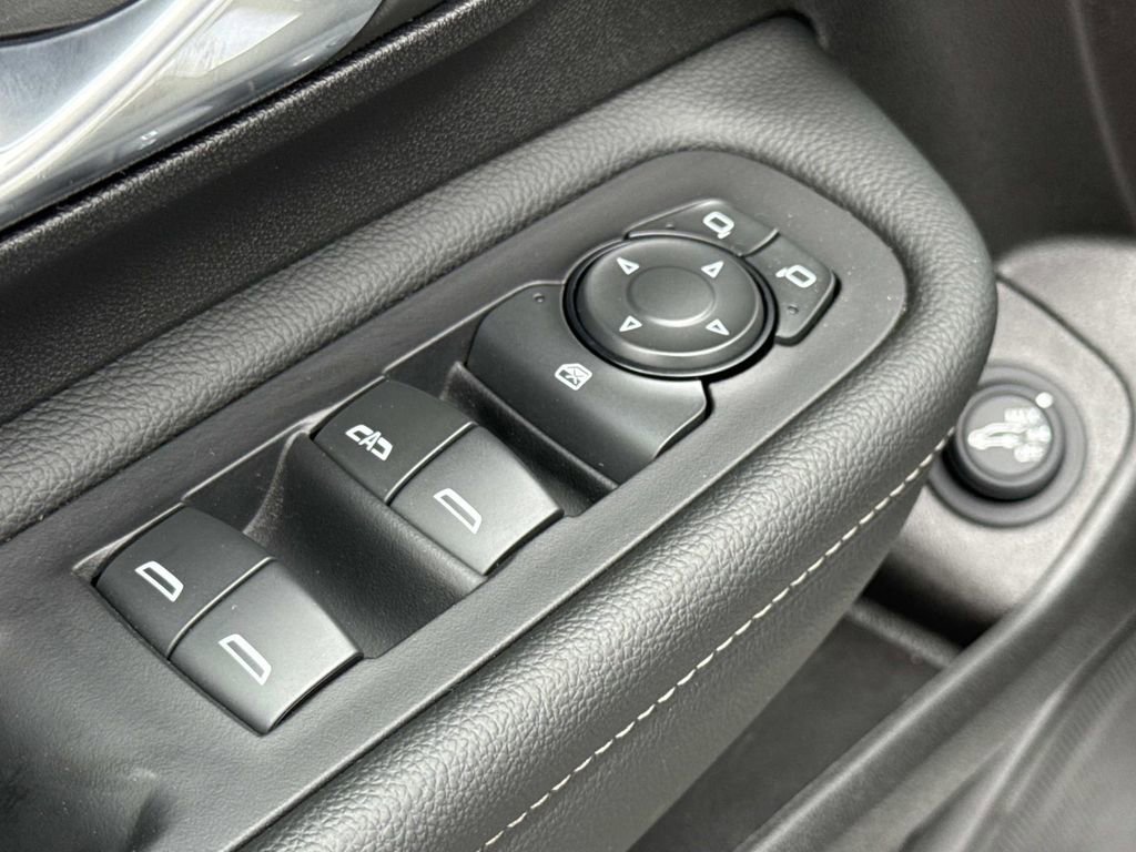 Used 2024 GMC Terrain SLT AWD/4WD image 16