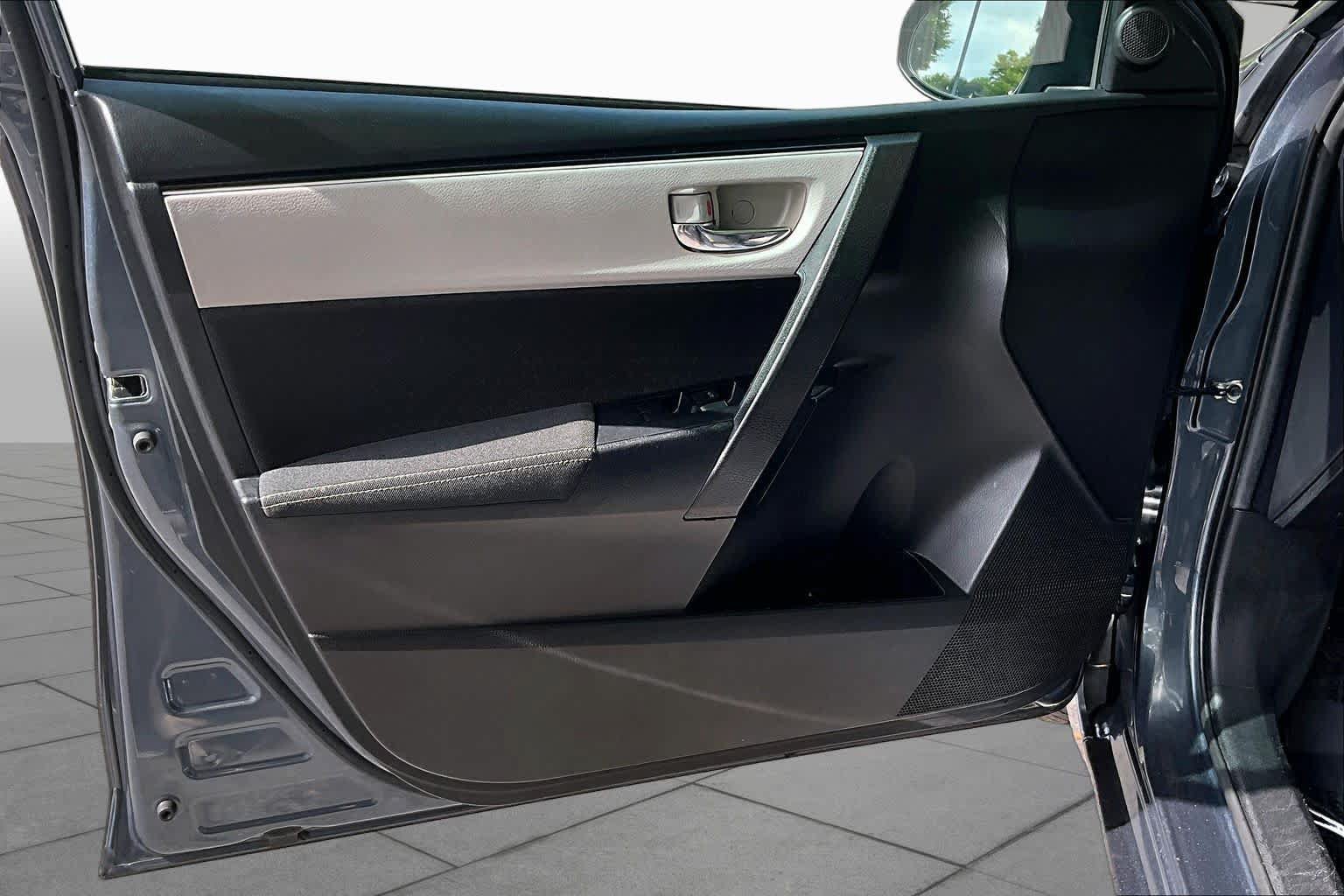 Used 2018 Toyota Corolla LE FWD image 21