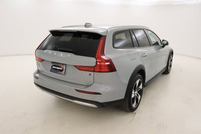 Used 2024 Volvo V60 B5 Cross Country Plus image 3