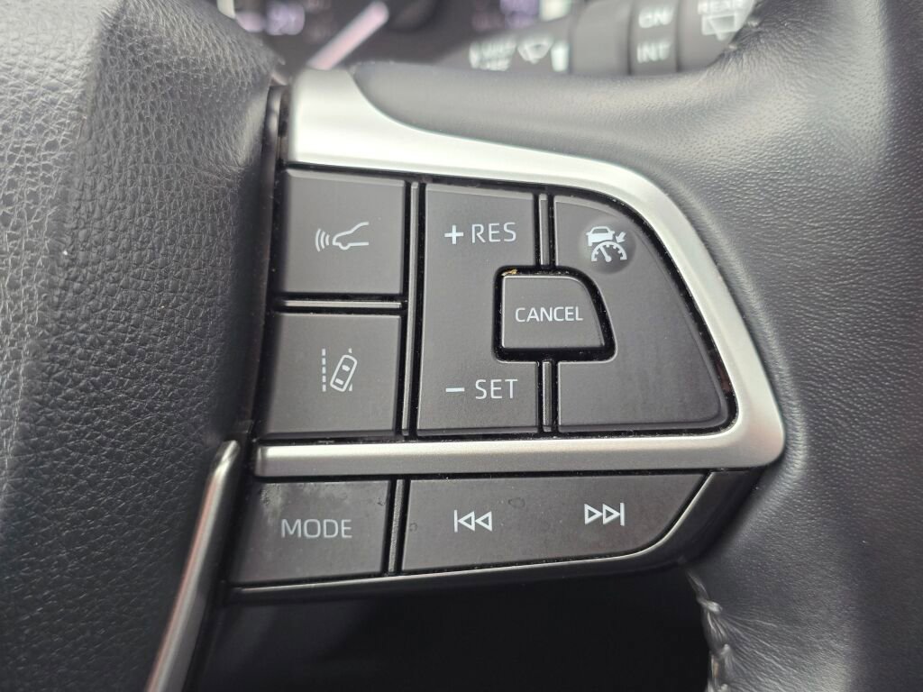 Used 2023 Toyota Highlander XLE FWD image 37