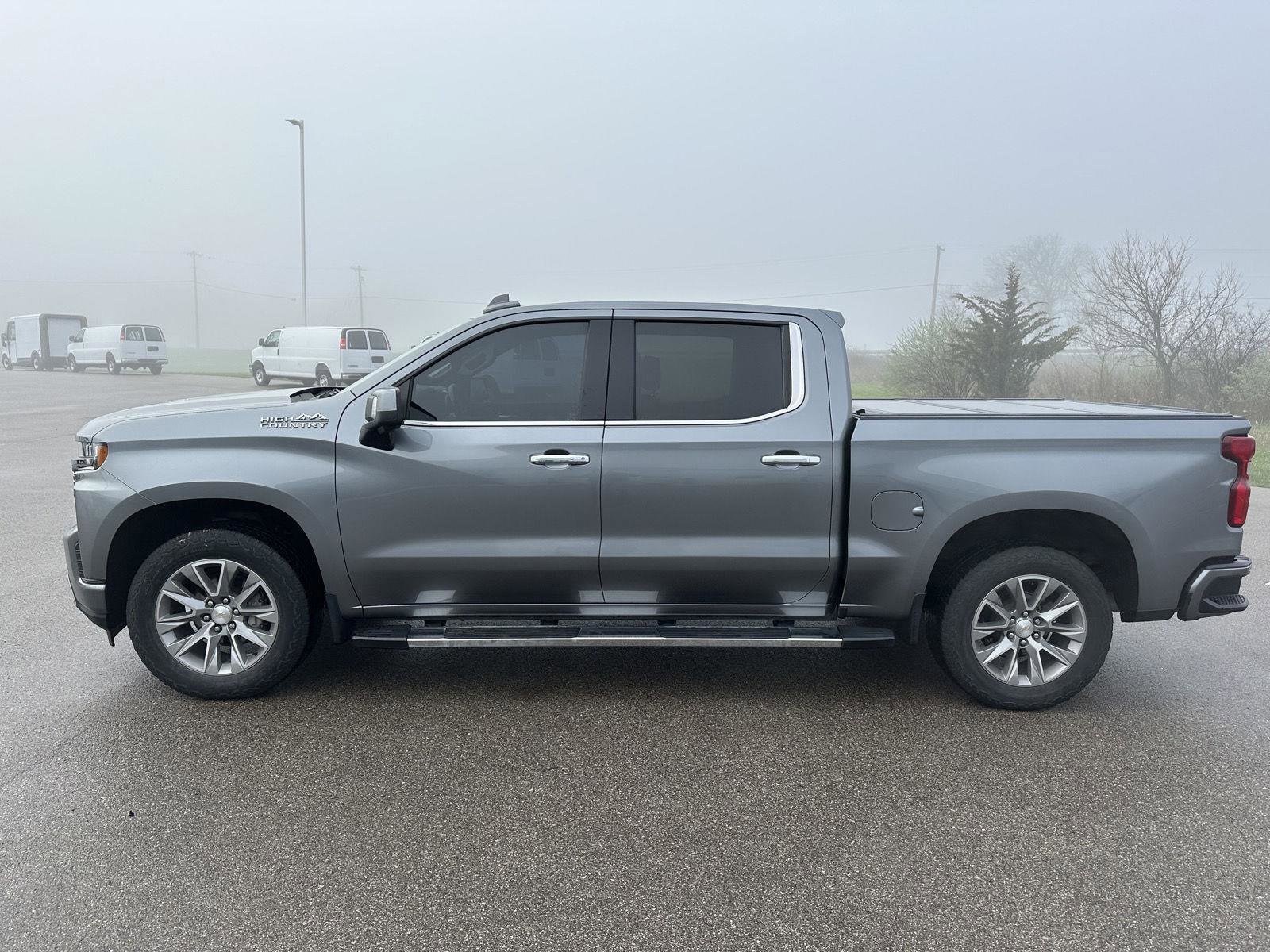 Used 2022 Chevrolet Silverado 1500 High Country w/ Technology Package AWD/4WD image 2