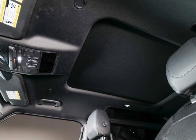 Used 2023 Land Rover Defender 90 S image 22