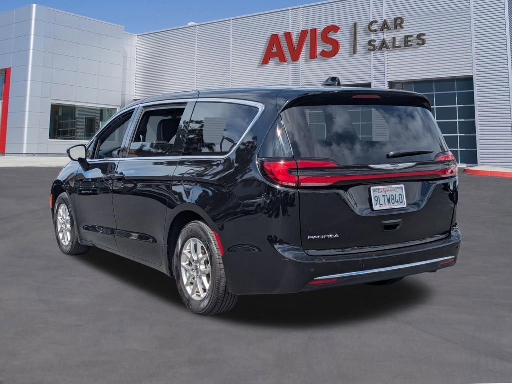 Used 2025 Chrysler Pacifica Select image 9
