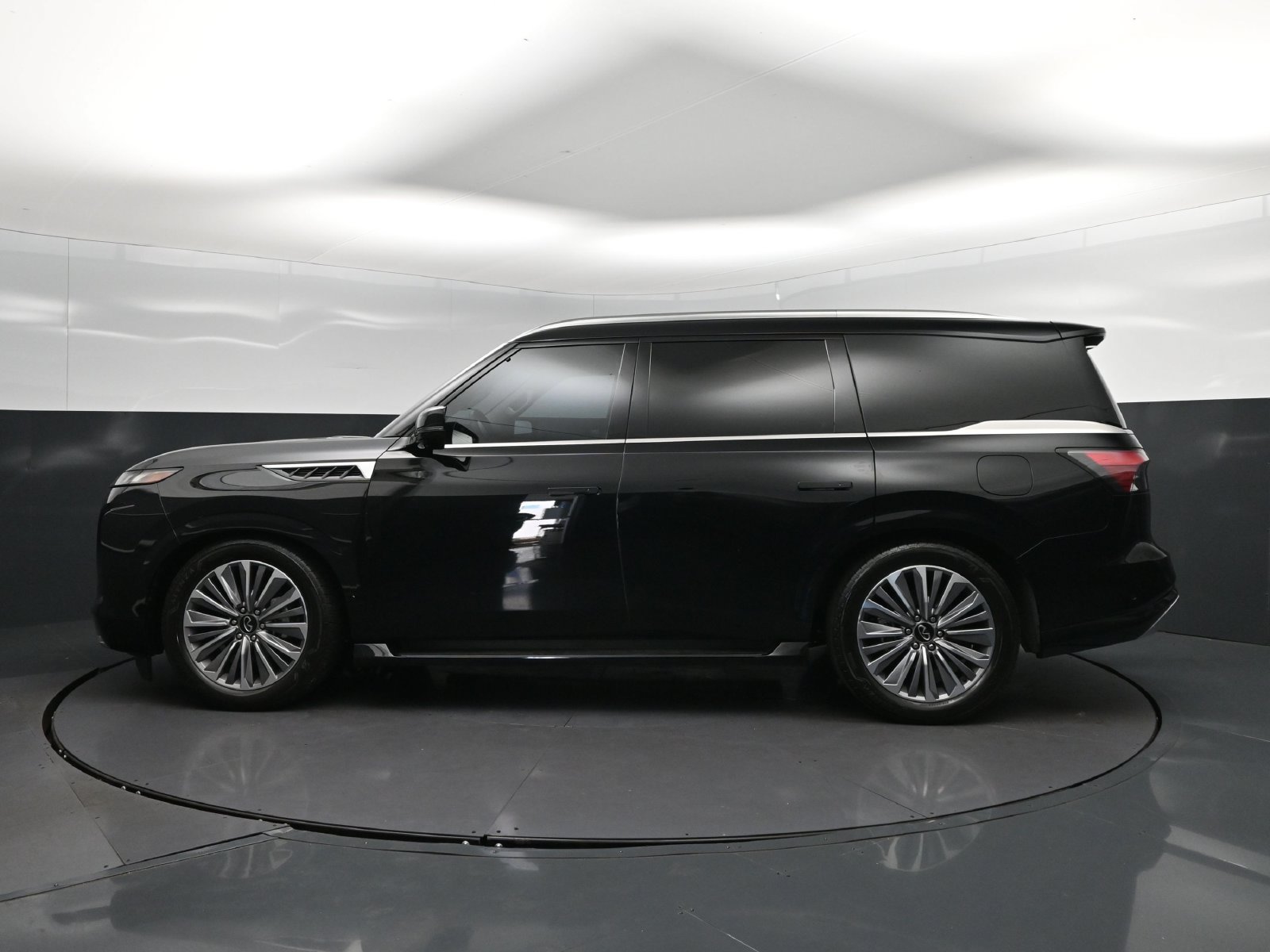 Certified 2025 INFINITI QX80 Luxe RWD image 4