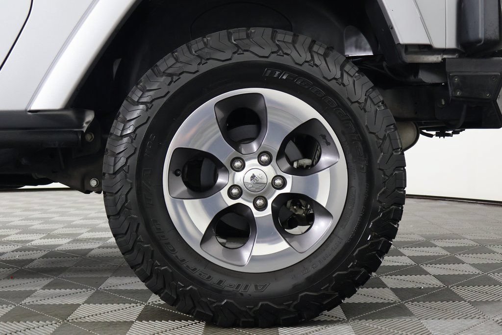 Used 2016 Jeep Wrangler Sahara w/ Connectivity Group AWD/4WD image 15