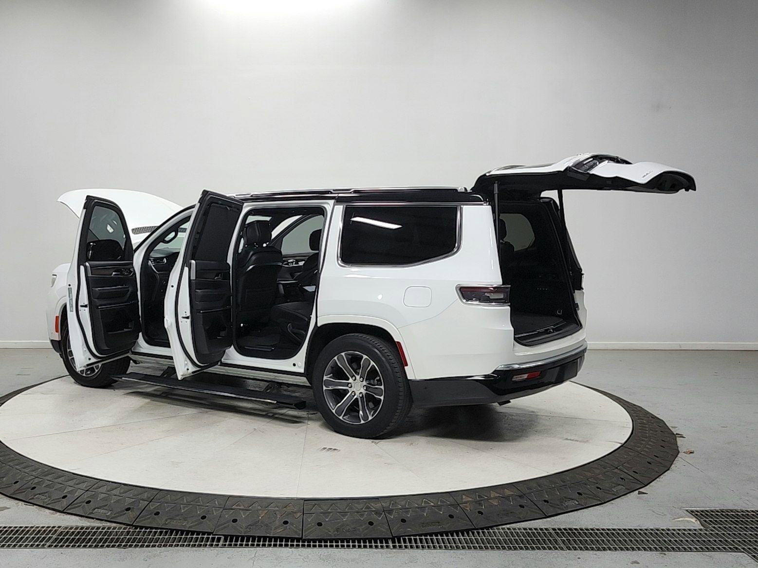 Used 2023 Jeep Grand Wagoneer 4WD image 13