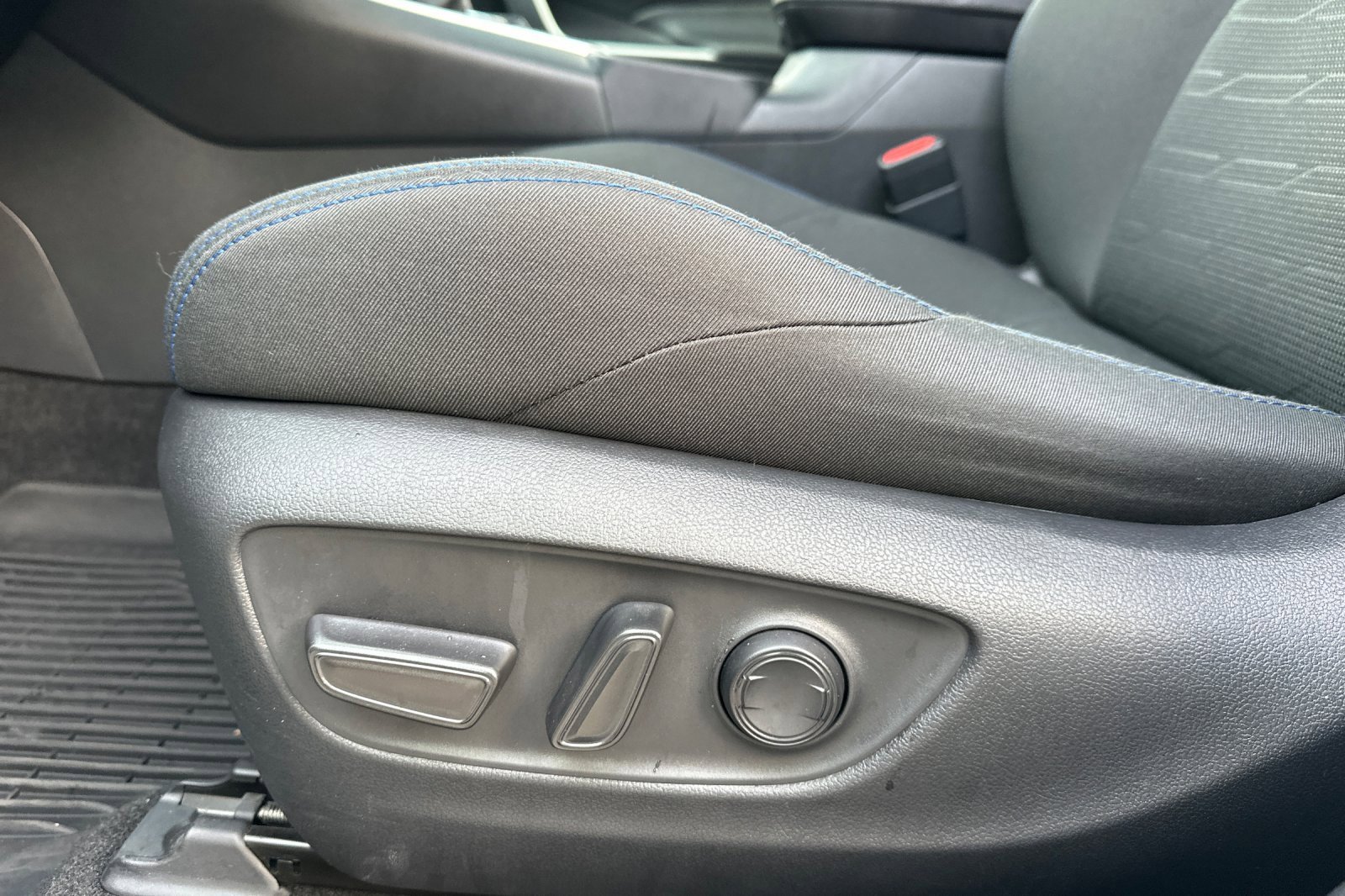 Used 2024 Toyota RAV4 SE image 13