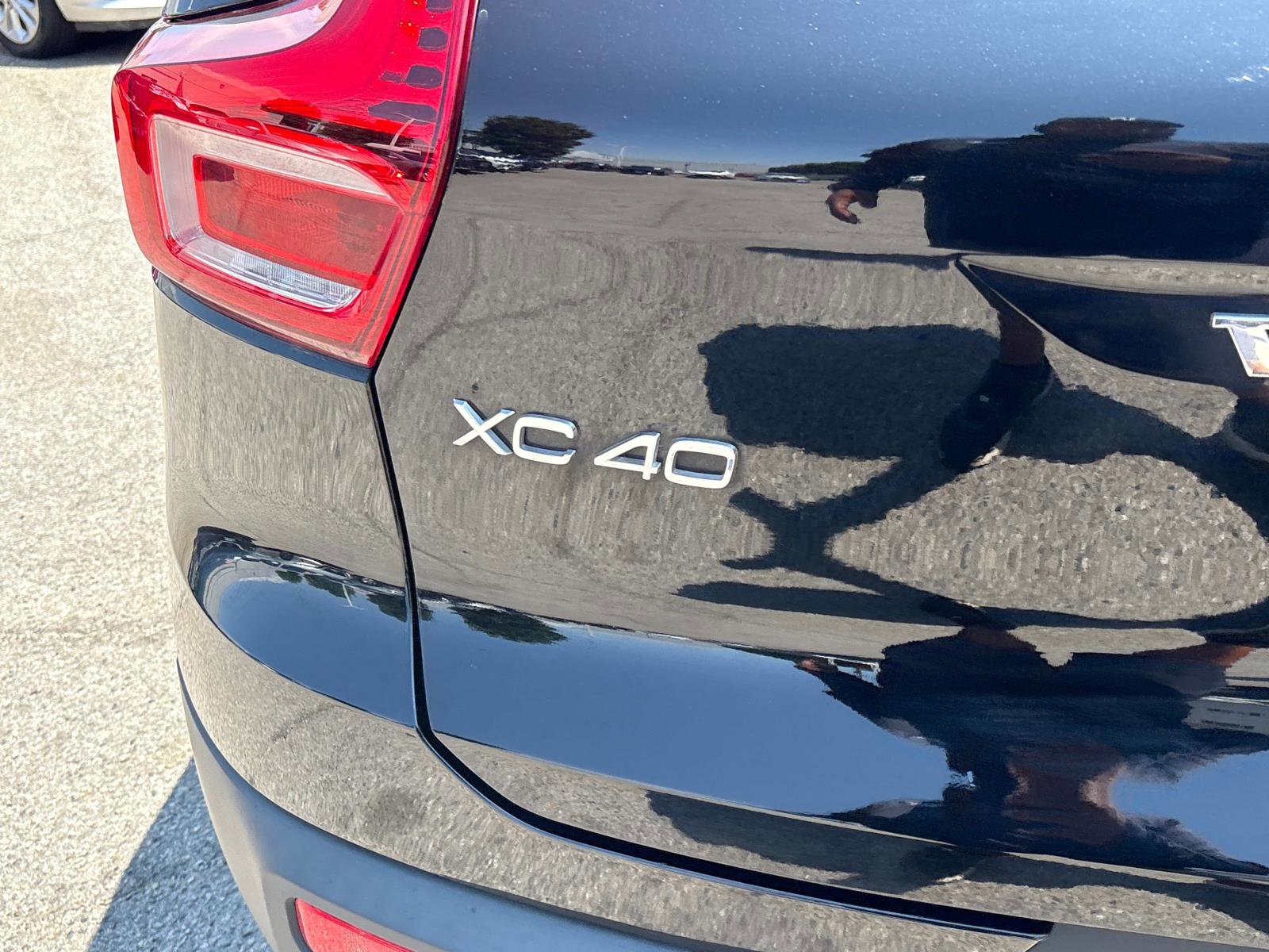 Used 2023 Volvo XC40 B5 Plus image 5