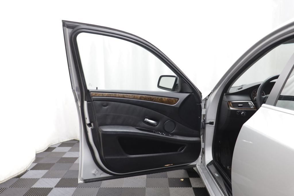 Used 2008 BMW 528xi Sedan AWD/4WD image 4