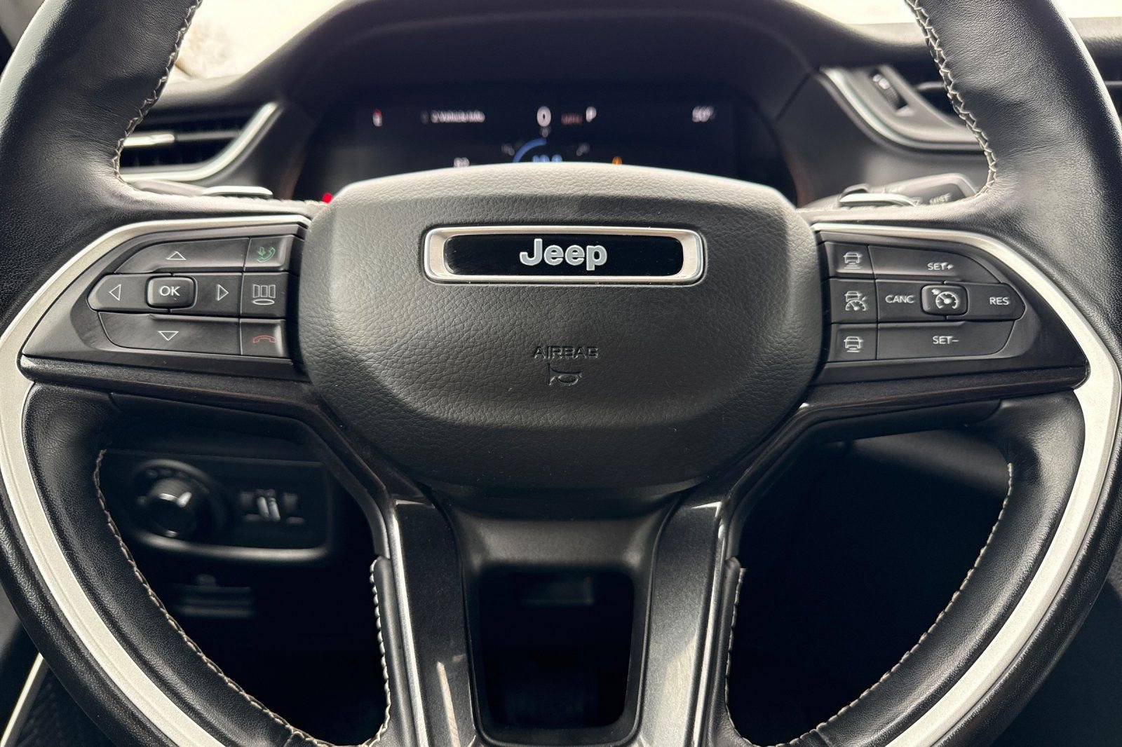 Used 2021 Jeep Grand Cherokee L Laredo w/ Luxury Tech Group I AWD/4WD image 25