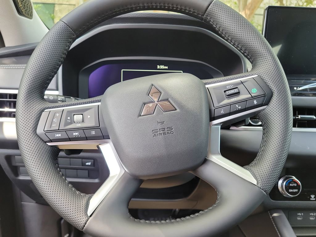 New 2025 Mitsubishi Outlander SE image 13