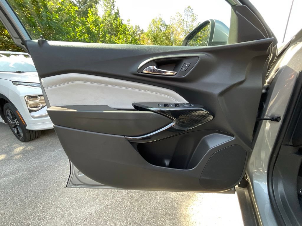 Used 2025 Chevrolet Trax LT w/ LT Convenience Package FWD image 8