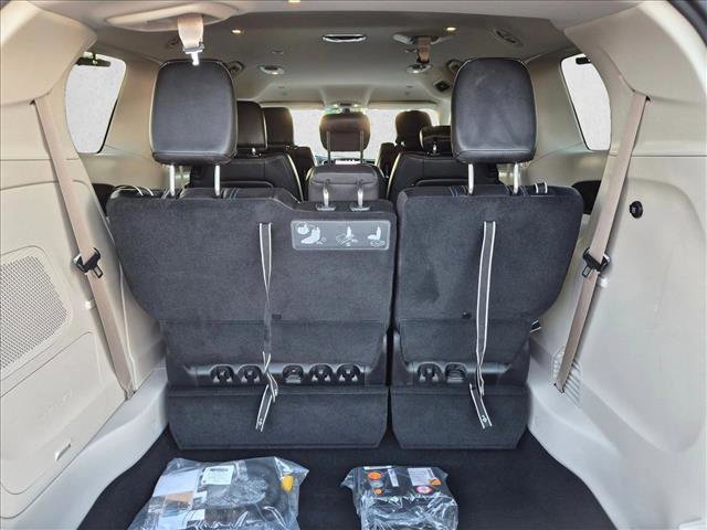 Used 2021 Chrysler Pacifica Touring-L w/ Uconnect Theater Family Group FWD image 6