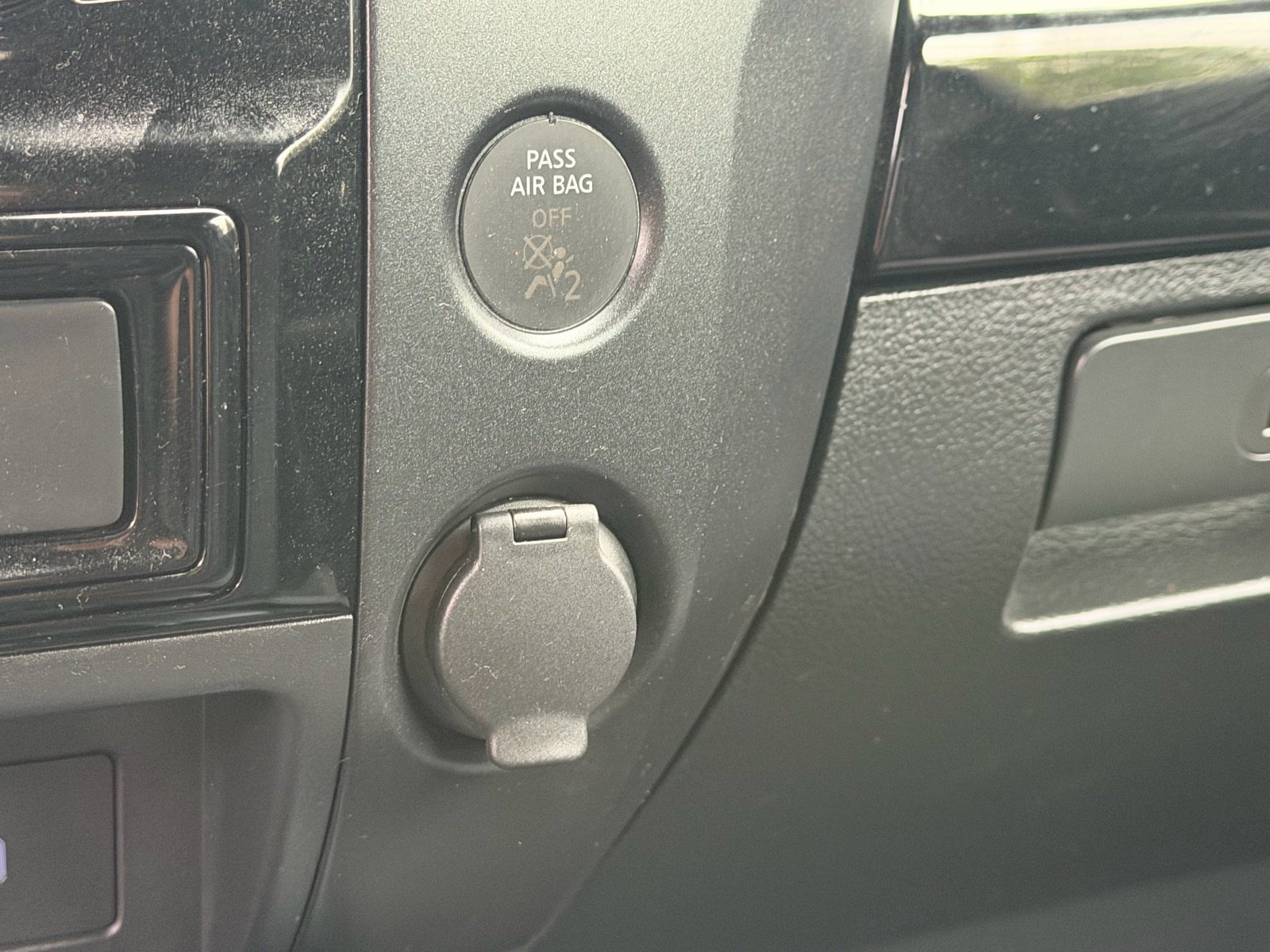 Used 2023 Nissan Titan SV w/ SV Convenience Package AWD/4WD image 30