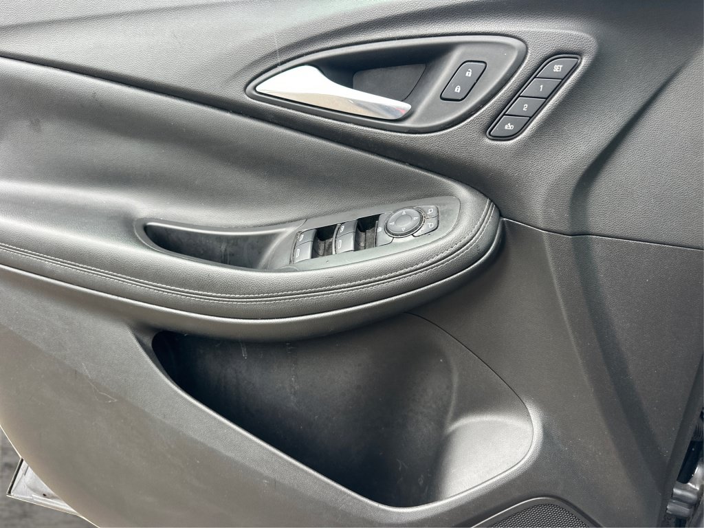 Used 2021 Buick Encore GX Essence w/ Experience Buick Package FWD image 28