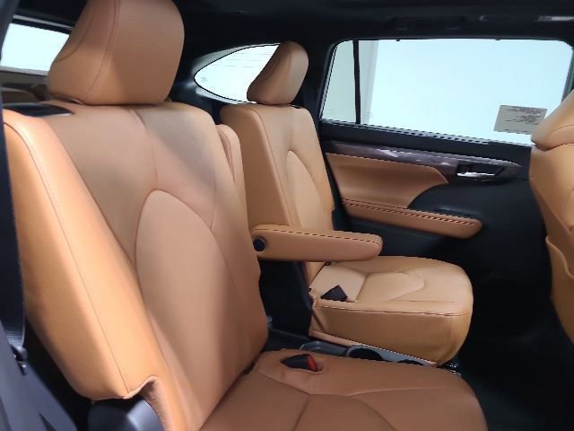 New 2026 Toyota Highlander Platinum AWD/4WD image 16