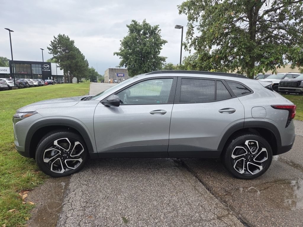 Used 2025 Chevrolet Trax RS w/ Sunroof Package FWD image 17