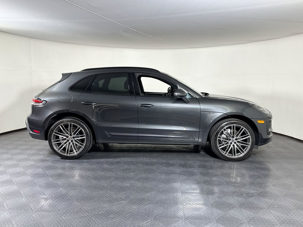 Certified 2025 Porsche Macan AWD/4WD image 8