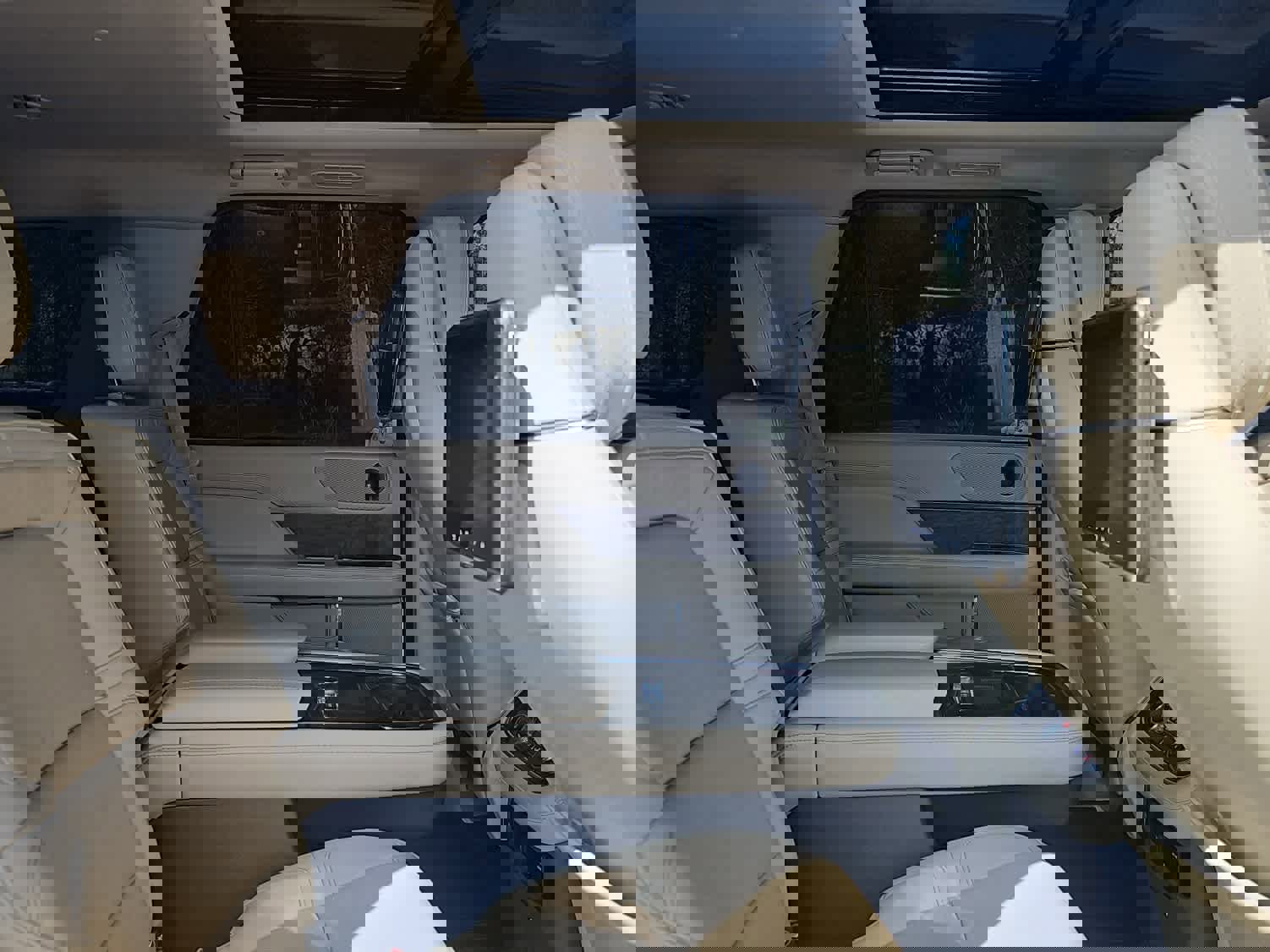 Used 2019 Lincoln Navigator Reserve image 27