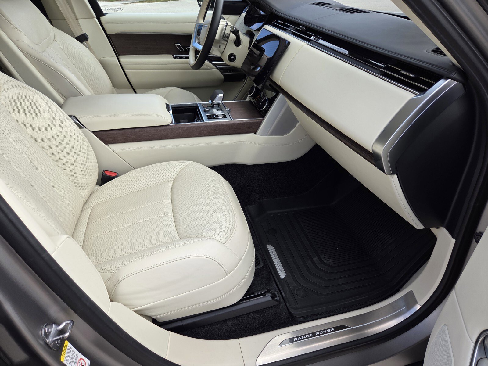 Certified 2023 Land Rover Range Rover SE image 3