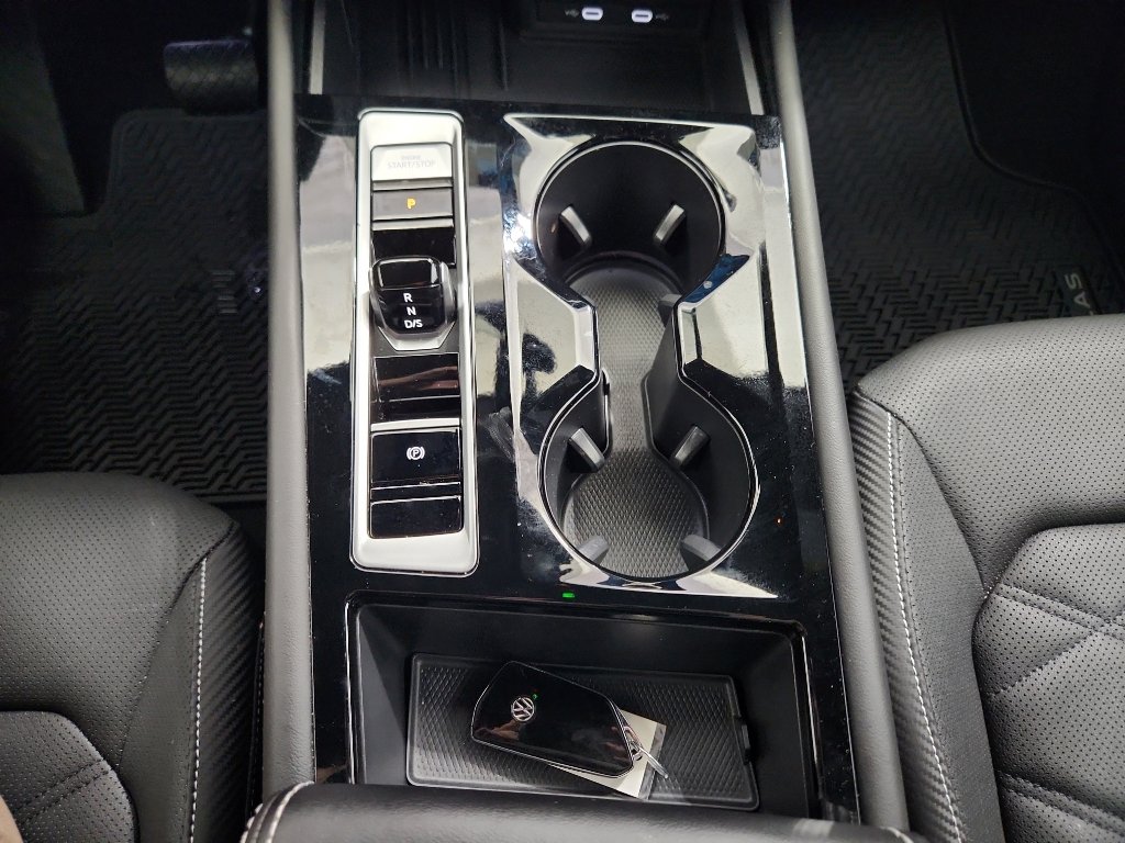 Certified 2025 Volkswagen Atlas Cross Sport SE FWD image 24