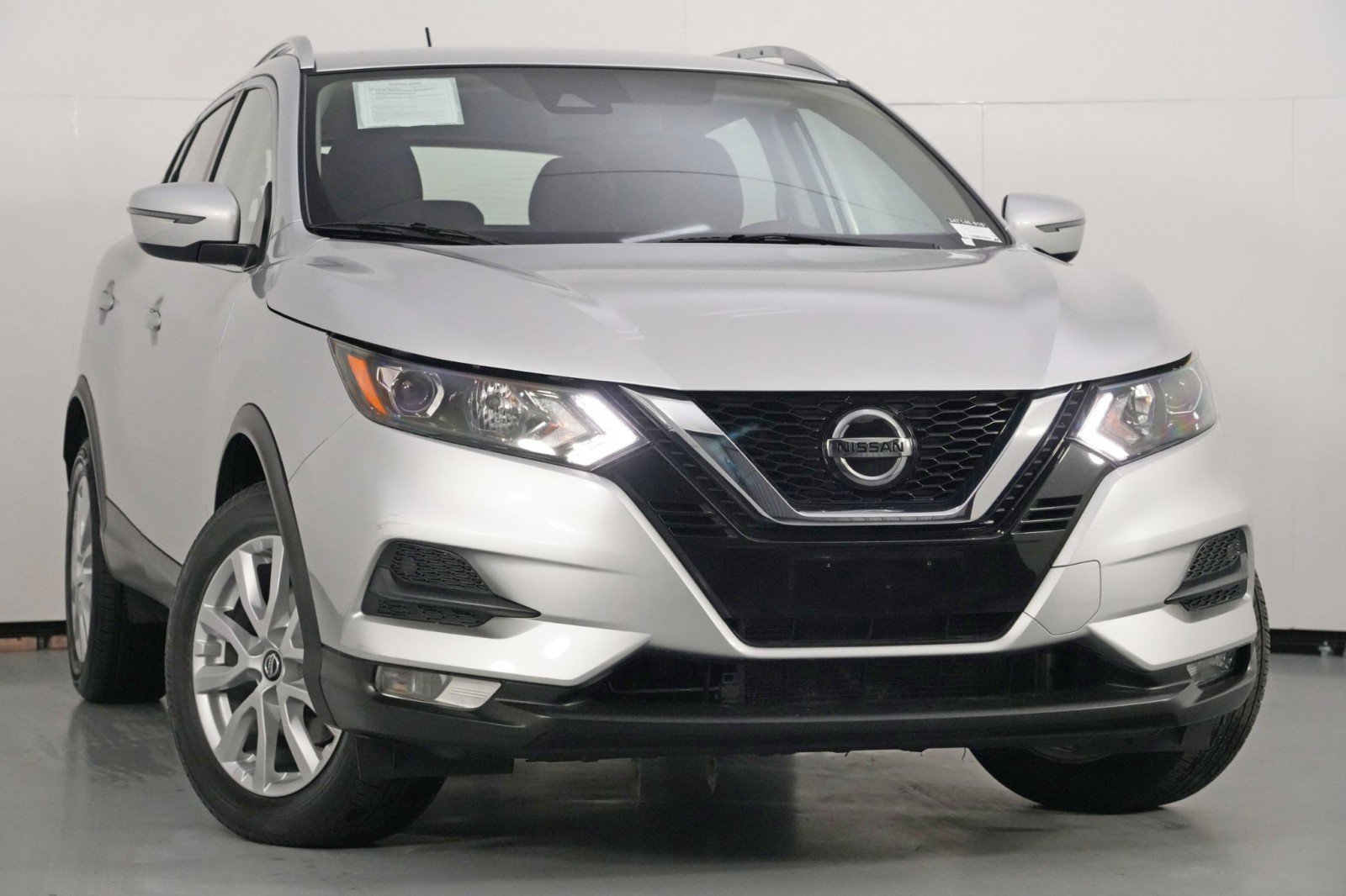 Used 2022 Nissan Rogue Sport SV image 2