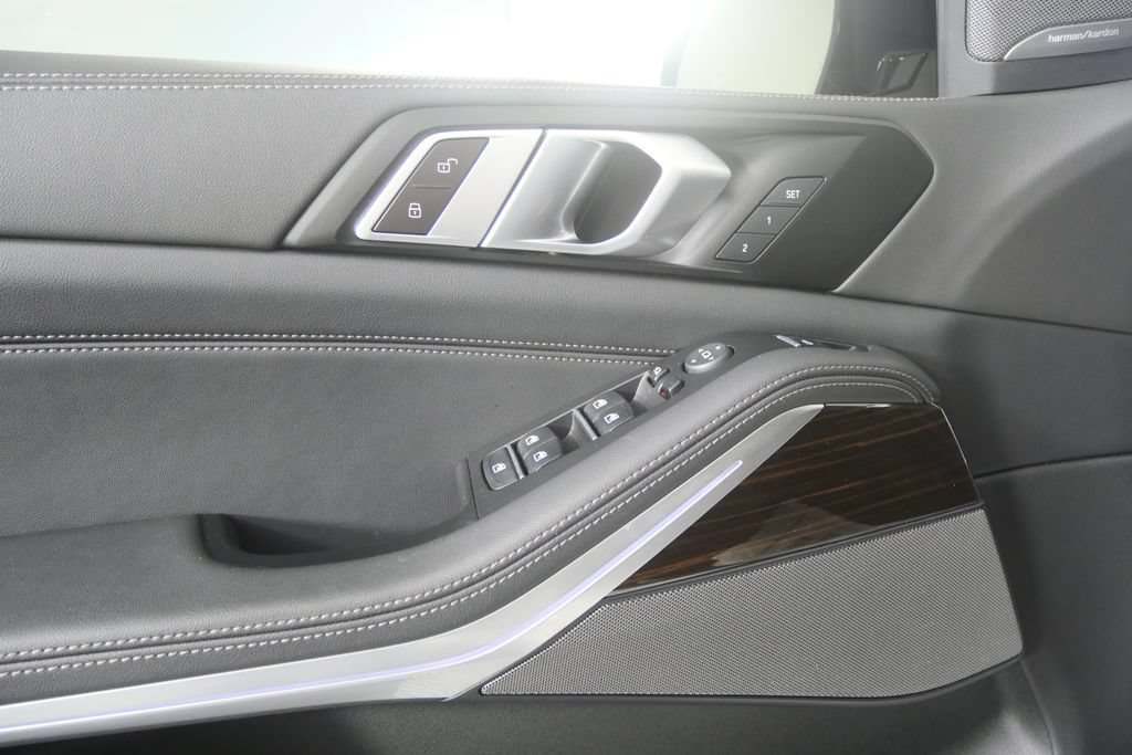 Used 2024 BMW X5 xDrive40i w/ M Sport Package AWD/4WD image 9